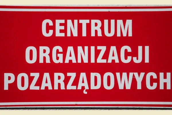 Na zdjęciu szyld Centrum Organizacji Pozarządowych
