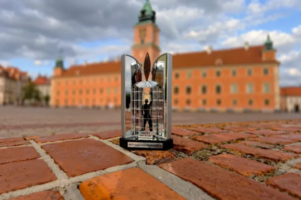 Na zdjęciu nagroda przed zamkiem w Warszawie 